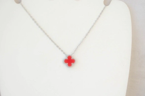 AQC0002 Cadena con flor trebol rojo