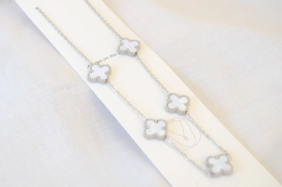 AQC0003 Cadena 5 trebol blanco