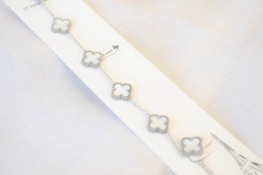 AQP0001 Pulsera 5 trebol BLANCO