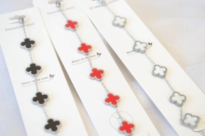 AQP0001 Pulsera 5 trebol NEGRO