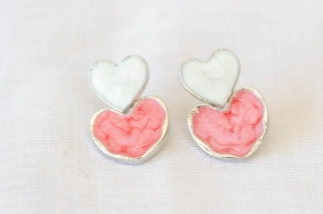 AQA0002 Aros 2 corazones resina rosa