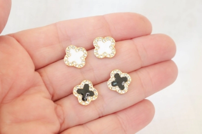 ADA0003 Aros flor TREBOL  BCO BRILLO