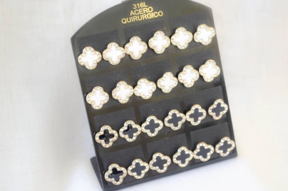 ADA0003 Aros flor TREBOL  NEGRO BRILLO
