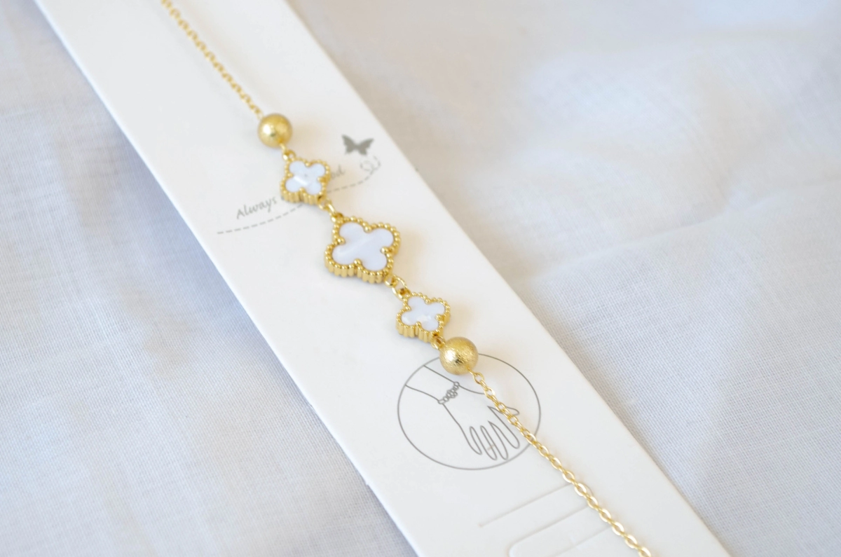 ADP0004 Pulsera 3 trebol bolitas BLANCO