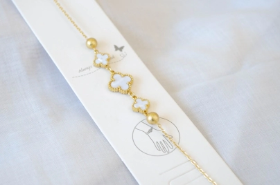 ADP0004 Pulsera 3 trebol bolitas BLANCO