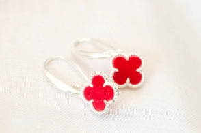 L-AR1195 Aros colgantes flor trebol ROJO