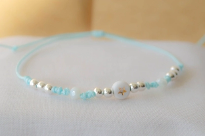 L-PU0214 Pulsera MUNDIAL hilo celeste bolitas centro blanco estrella
