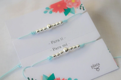 AMI0004 SET X2 pulseras hilo chino celeste bolitas