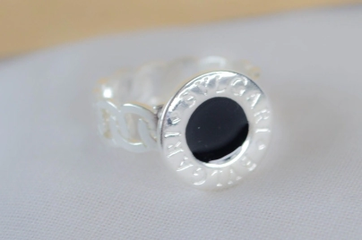 ABAN0024 Anillo tipo bulgary  letras NEGRO