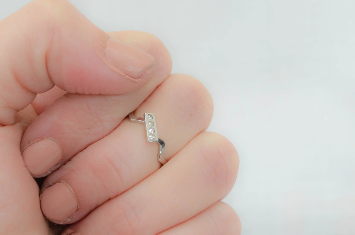 ABAN0020 Anillo zig zag rodinado