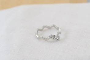 ABAN0020 Anillo zig zag rodinado