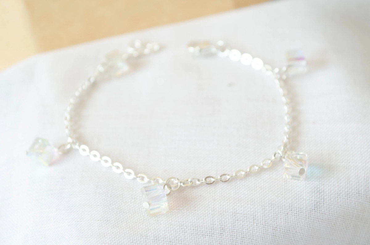 ABP0021 Pulsera con dijes  cuadraditos cubics