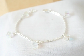 ABP0021 Pulsera con dijes  cuadraditos cubics