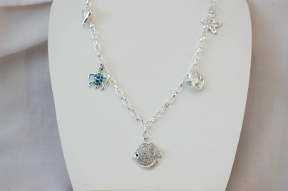 ABC0010 Cadena Tiffany con dijes 45cm