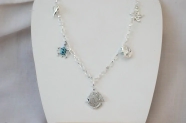 ABC0010 Cadena Tiffany con dijes 45cm