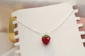 ABC0025 Cadena 50cm con dije frutilla brillante