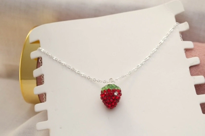 ABC0025 Cadena 50cm con dije frutilla brillante
