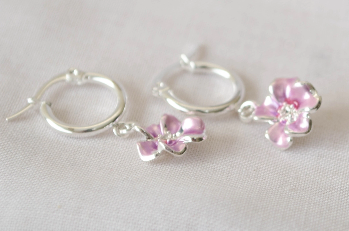 ABA0048 Aros argolla con flor eslmmaltada LILA