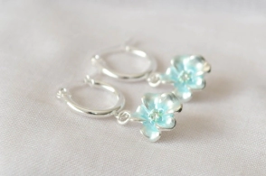 ABA0048 Aros argolla con flor eslmmaltada CELESTE