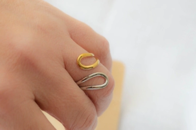 ABAN0067 Anillo aceros combinado gotas bordes