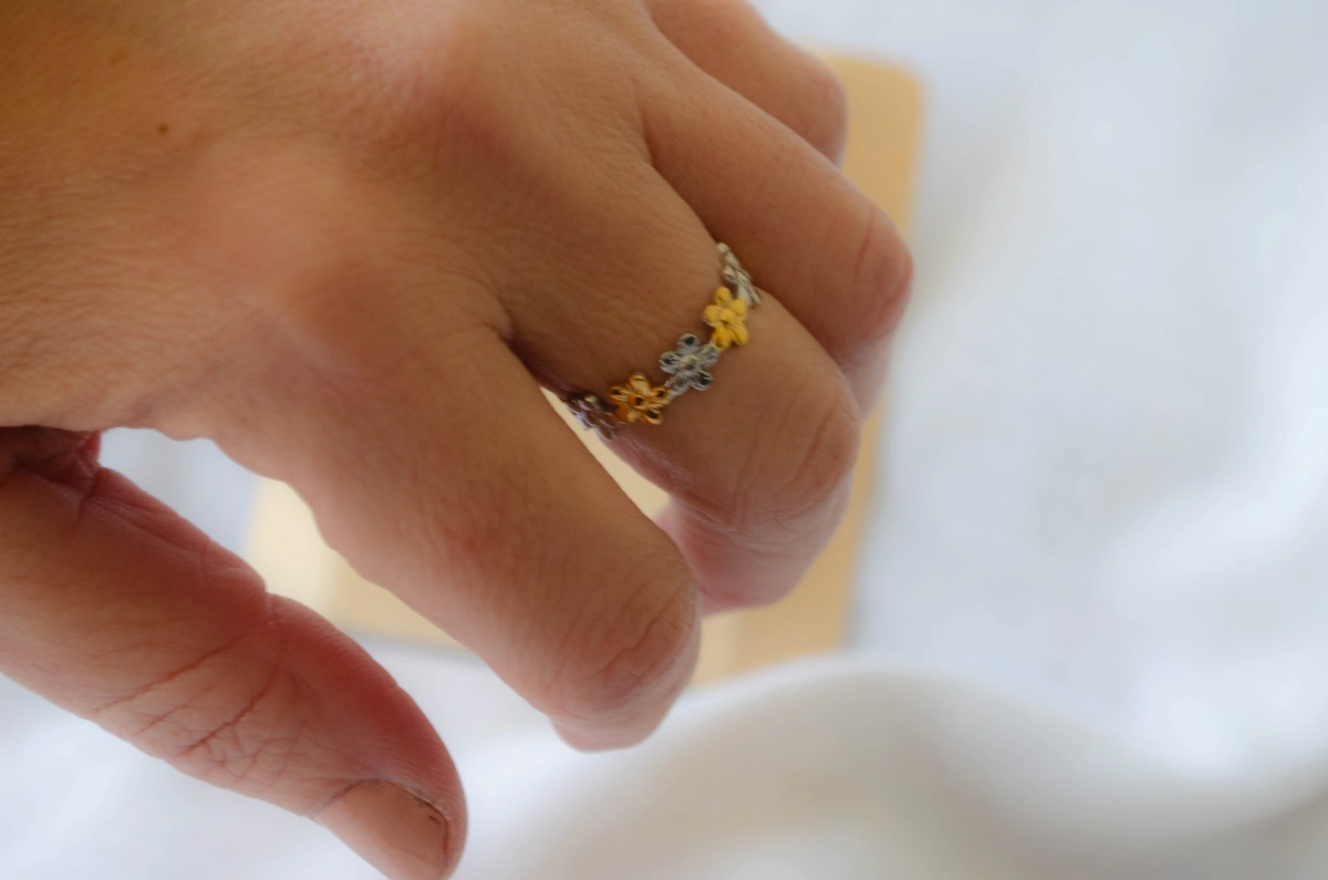 ABAN0065 Anillo aceros combinado flores regulable