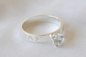 ABAN0044 Anillo tipo solitario love transp