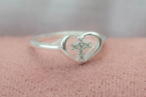 L-AN0190 Anillo coraz&oacute;n cruz cubic