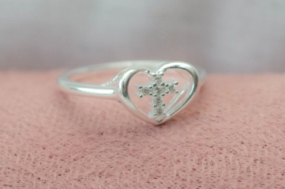 L-AN0190 Anillo coraz�n cruz cubic