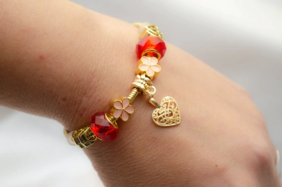 ADP0010 Pulsera simil pandora con dijes donas ROJO