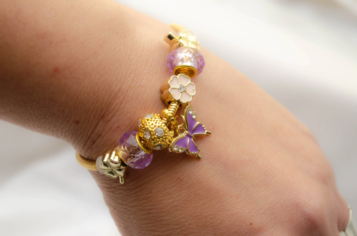 ADP0011 Pulsera simil pandora con dijes donas LILAS