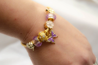 ADP0011 Pulsera simil pandora con dijes donas LILAS