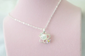 ABC0038 Cadena con flor perla margarita