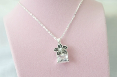 ABC0041 Cadena con dije flor negra perla cuadrado cubic
