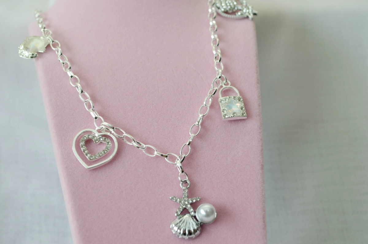 ABC0042 Cadena tiffany con  5 dijes perlas 45cm