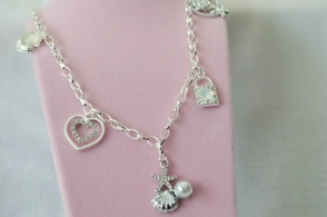 ABC0042 Cadena tiffany con  5 dijes perlas 45cm