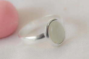 L-AN0200 ANILLO perla centro BLANCA