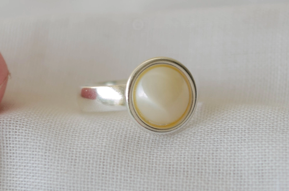 L-AN0200 ANILLO perla centro BEIGE