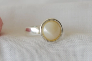 L-AN0200 ANILLO perla centro BEIGE