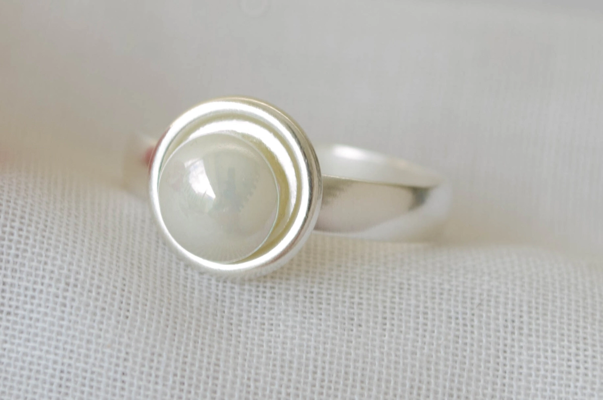 L-AN0200 ANILLO perla centro TORNASOL