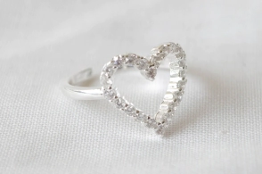 L-AN0216 Anillo corazon grande micropave
