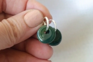 L-AR1218 Aros argolla con dona piedra natural VERDE OSCURO