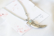 MA0008 Set cadena + flor colmillo