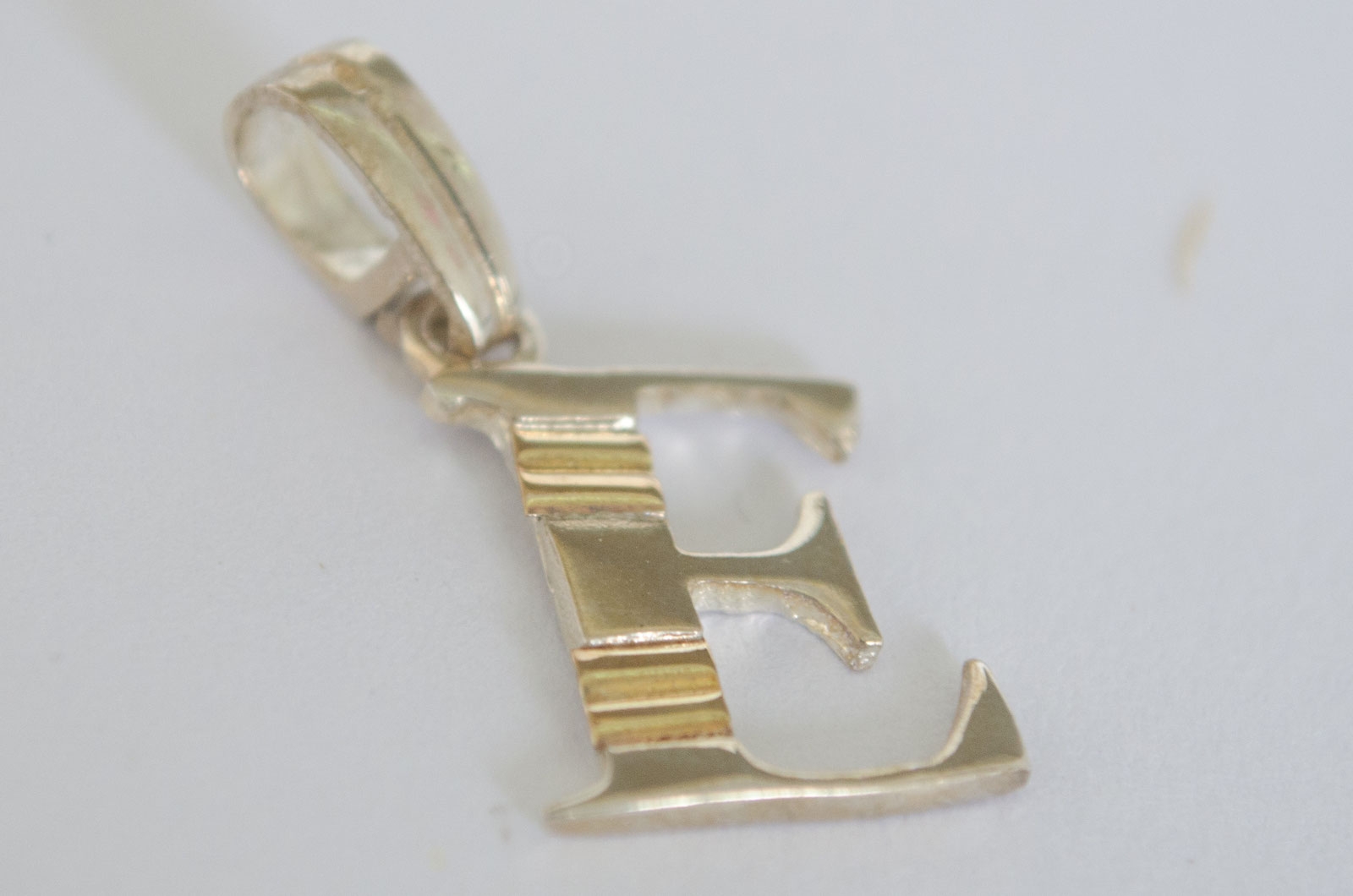 Dije inicial E lneas con dubl - 