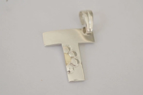 *Dije inicial T con flores con dublè - 2x2.8cm