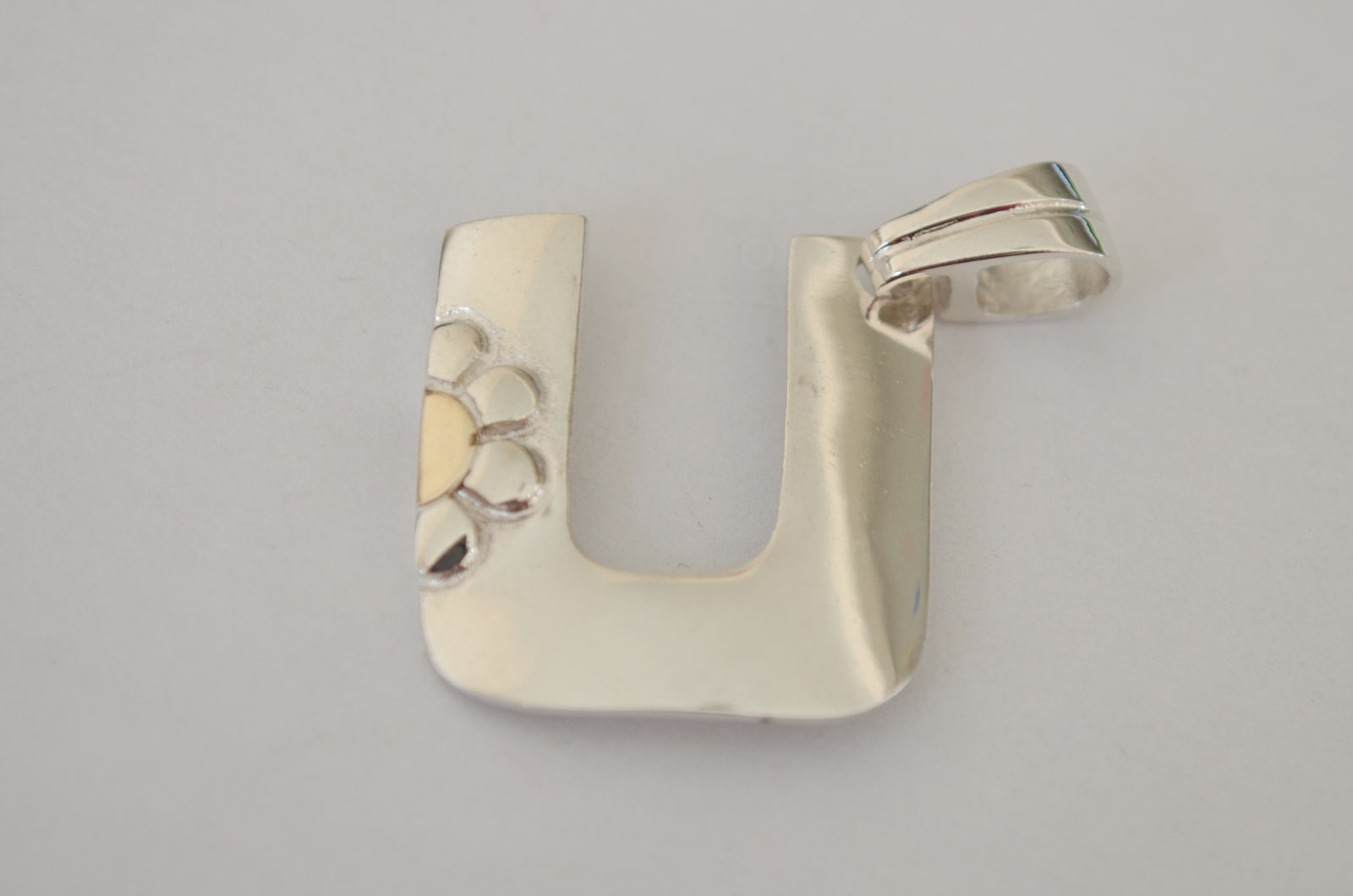 *Dije inicial U con flores con dubl - 