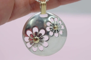 DI535 Dije cìrculo con 2 flores caladas con dublè - 2.8CM