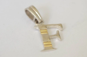 Dije inicial F líneas con dublé - 
