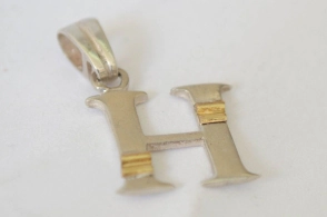 Dije inicial H líneas con dublé - 
