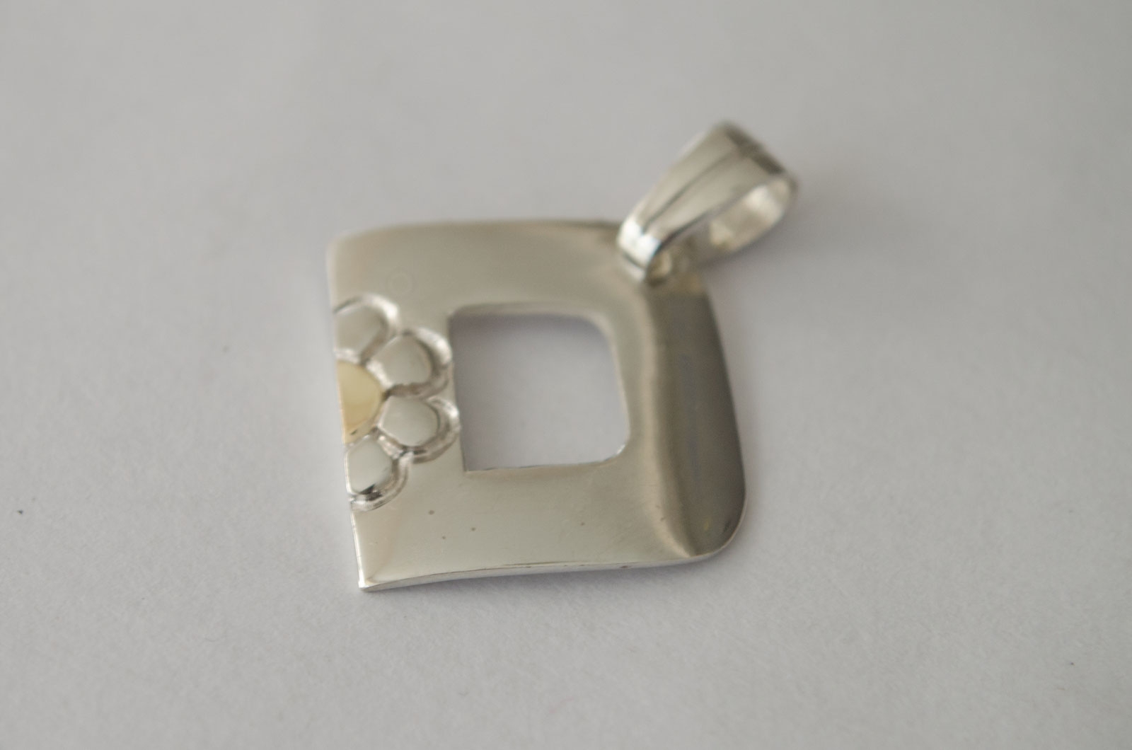 *Dije inicial D con flores con dubl - 2X2.8