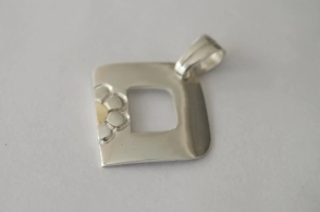 *Dije inicial D con flores con dublé - 2X2.8
